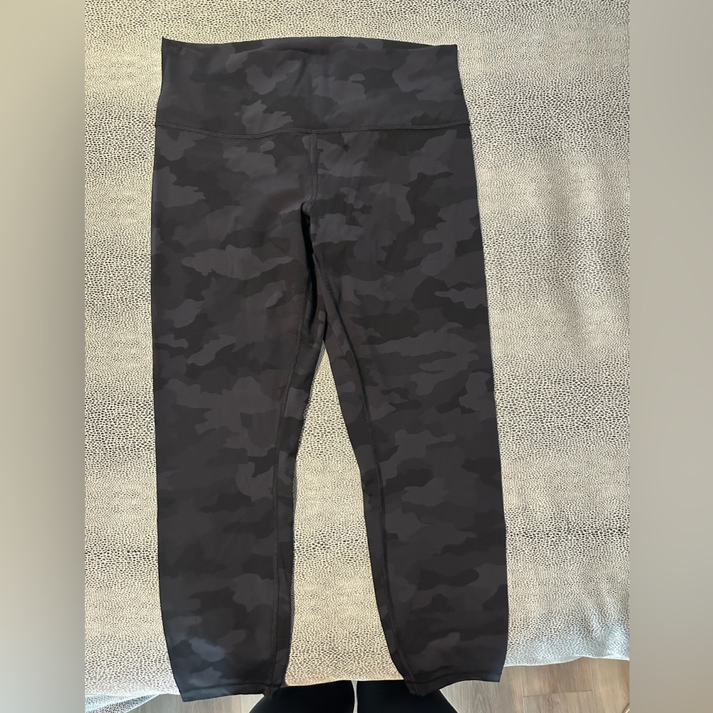 Crop yoga/legging camo lulu lemon pants. Never worn
